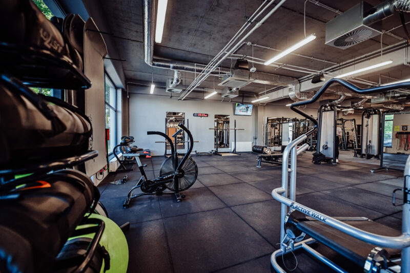 Wolna przestrzeń treningowa w siłowni Well Fitness Żary – miejsce na ćwiczenia funkcjonalne