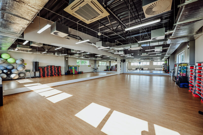 Przestronna sala fitness – wolna przestrzeń do ćwiczeń w siłowni Żary