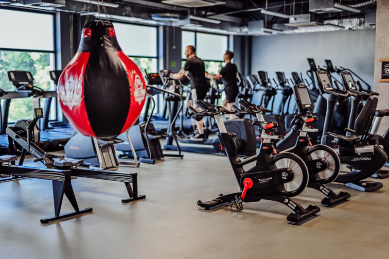 Worek bokserski i strefa cardio w klubie fitness Żary