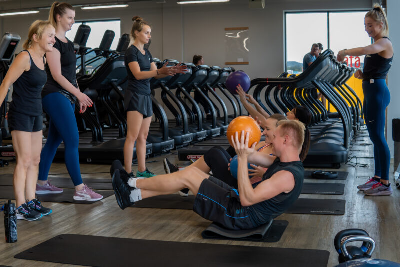 Trening fitness w kameralnej grupie w Well Fitness Zabobrze