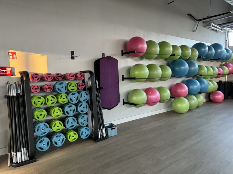 Sala fitness w Well Fitness Czeladź – wyposażona w piłki, sztangi, maty i stepy do zajęć grupowych