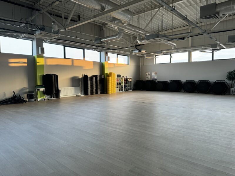 Przestronna sala fitness w Well Fitness Czeladź – miejsce do różnorodnych zajęć grupowych