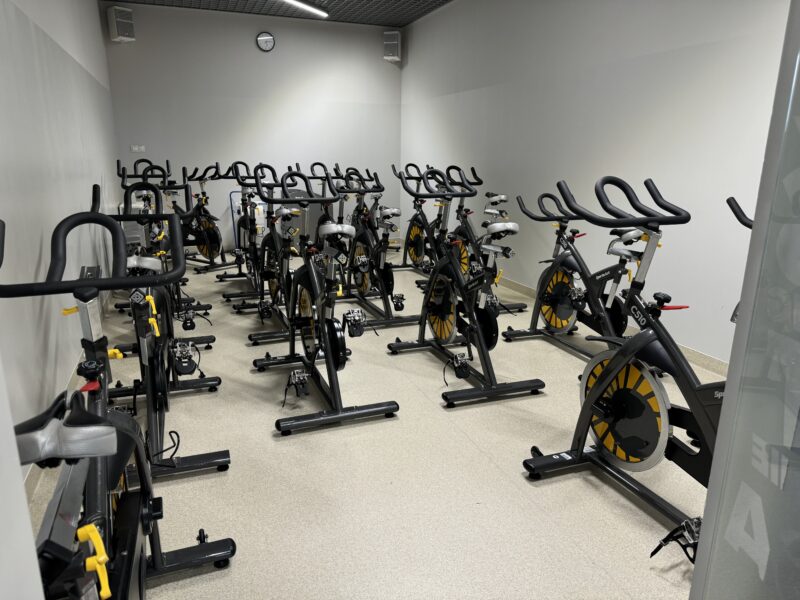 Sala rowerowa w Well Fitness Czeladź – nowoczesna przestrzeń do zajęć cycling