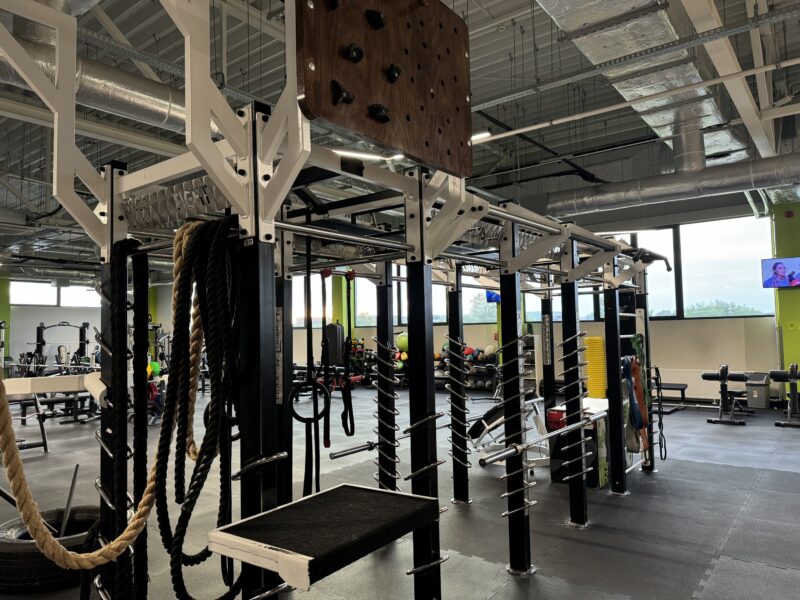 Strefa funkcjonalna w Well Fitness Czeladź – bramy do ćwiczeń TRX, podciągania i treningu ogólnorozwojowego