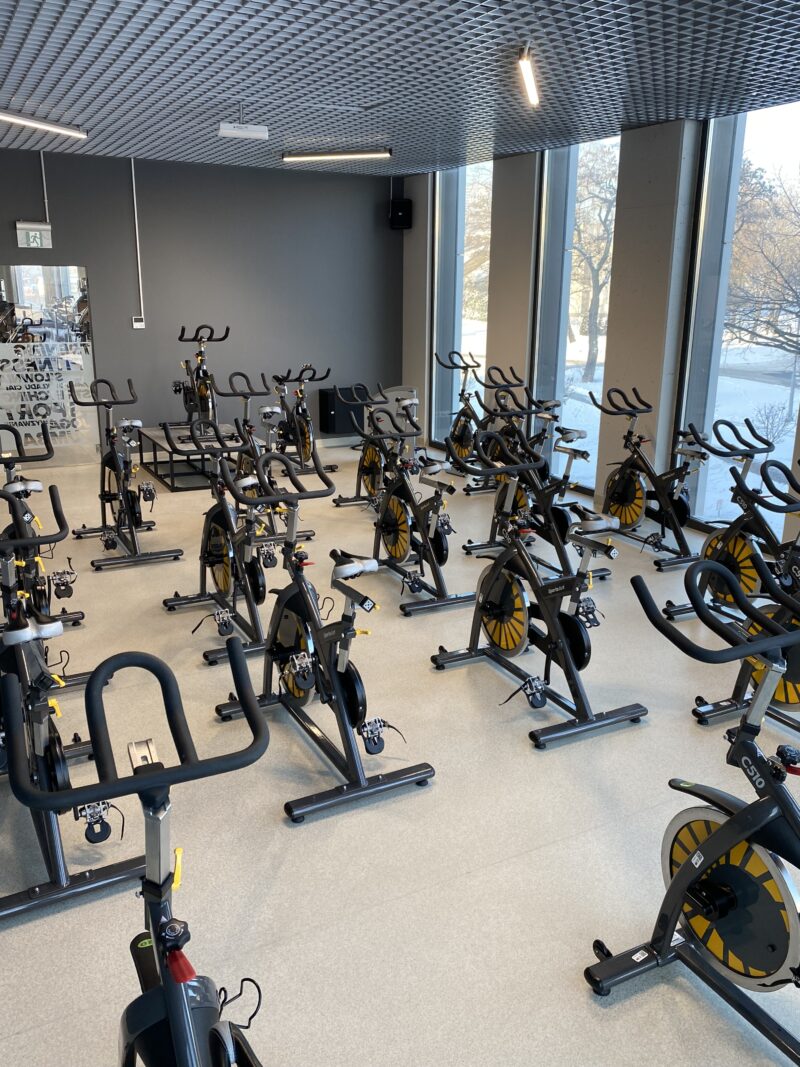 Sala do indoor cycling – rowery treningowe w Well Fitness Katowice Wrocławska.