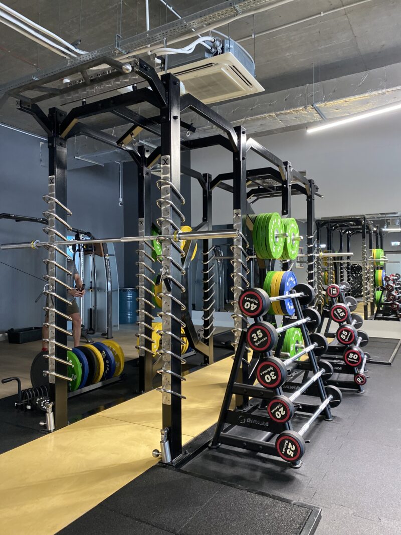 Suwnica ze sztangą – strefa siłowa Well Fitness Katowice Wrocławska.