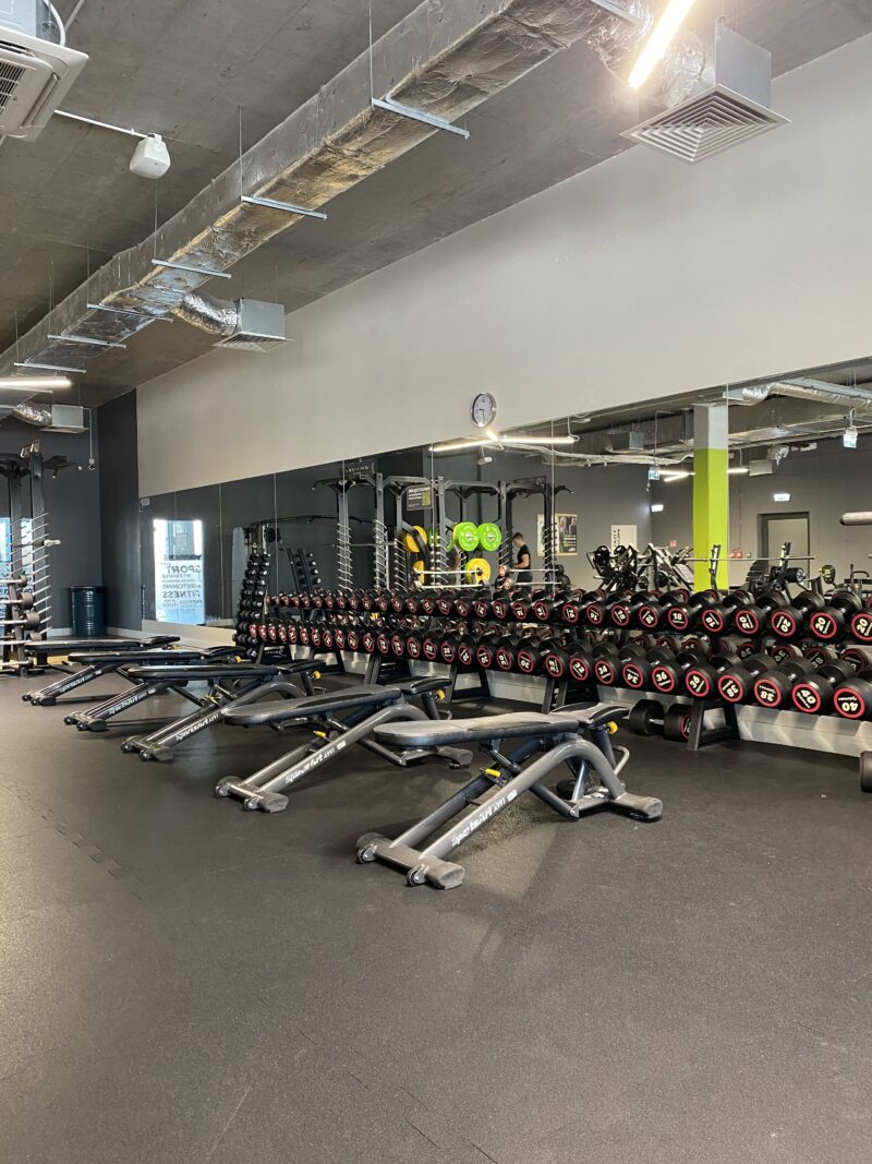 Strefa wolnych ciężarów z dużym lustrem – Well Fitness Katowice Wrocławska.