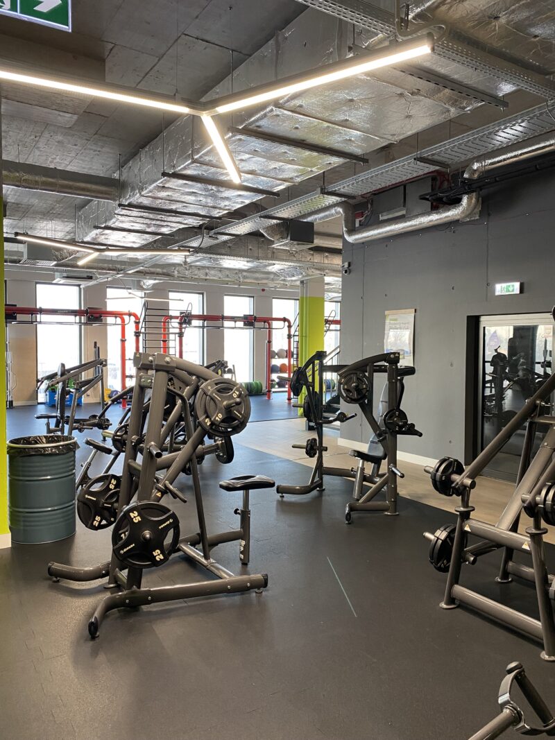 Kolejna przestrzeń z maszynami siłowymi – Well Fitness Katowice Wrocławska.