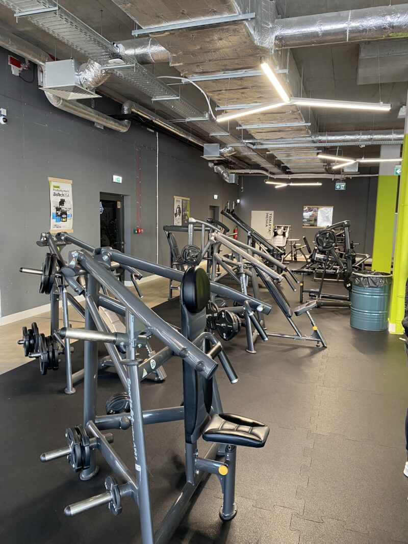 Strefa maszyn siłowych w siłowni Well Fitness Katowice Wrocławska.