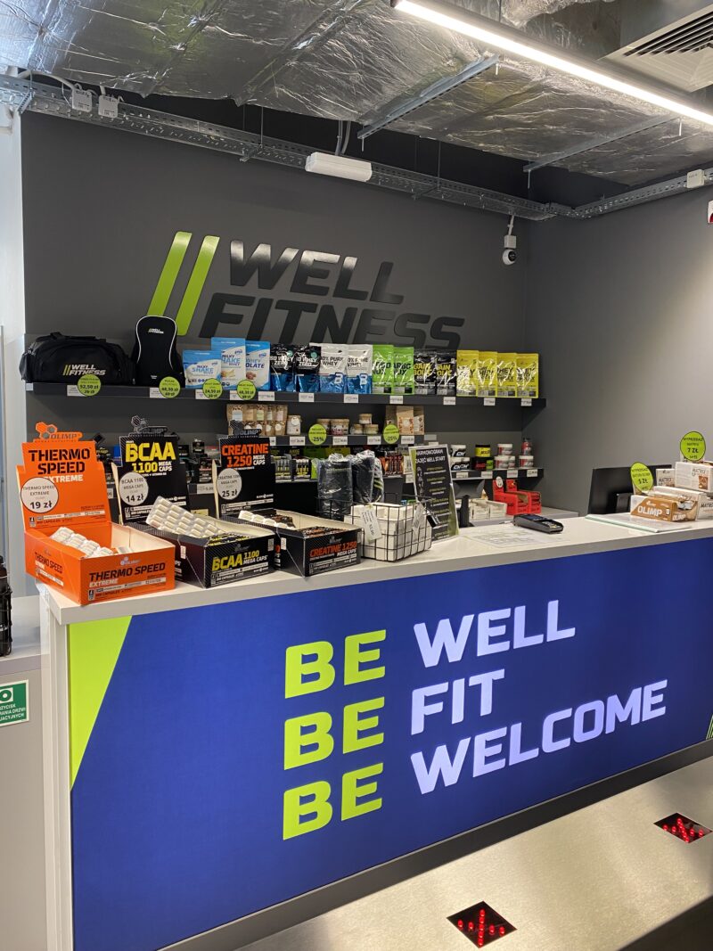 Recepcja Well Fitness Katowice Wrocławska – zdrowe przekąski, odżywki i produkty proteinowe.