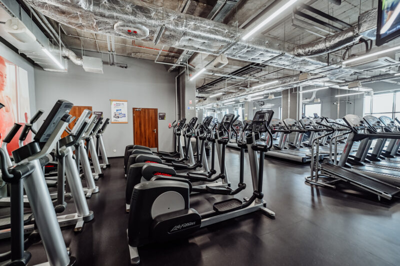 Rowery treningowe w strefie cardio – siłownia Jelenia Góra