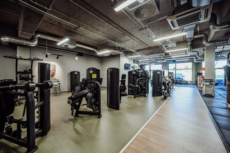 Maszyny siłowe w strefie treningu siłowego Well Fitness Żary