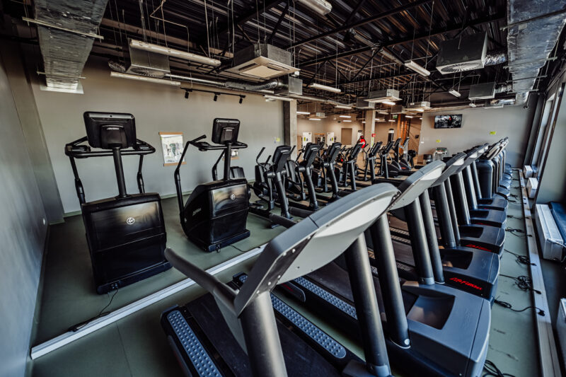 Strefa cardio – bieżnie i sprzęt treningowy Well Fitness Żary
