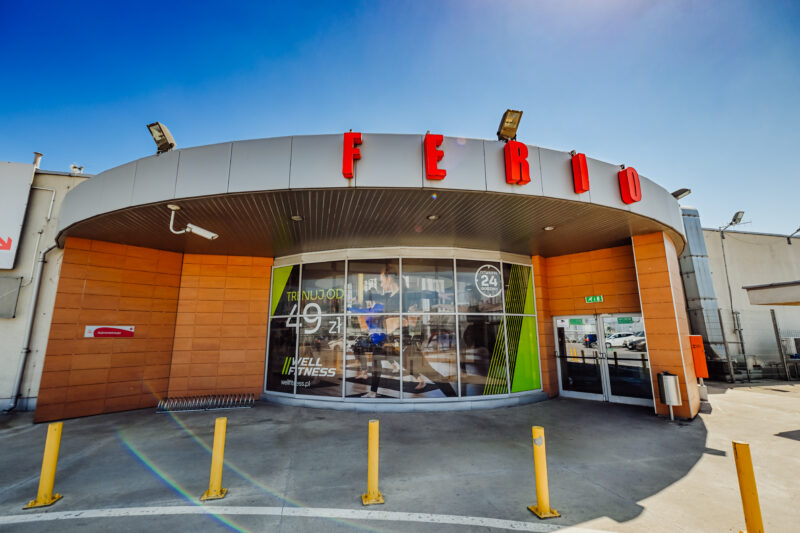 Wejście do siłowni Well Fitness Legnica Galeria Ferio – widok od wewnątrz.