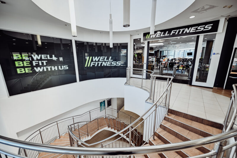 Schody prowadzące na siłownię Well Fitness Legnica Galeria Ferio.