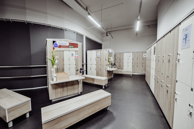 Szatnie w siłowni Well Fitness Legnica Galeria Ferio – nowoczesne wnętrza.