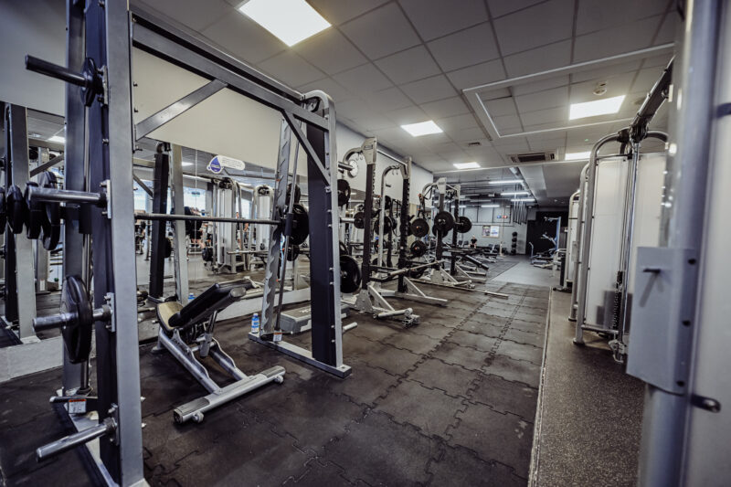 Strefa wolnych ciężarów w siłowni Well Fitness Legnica Galeria Ferio.