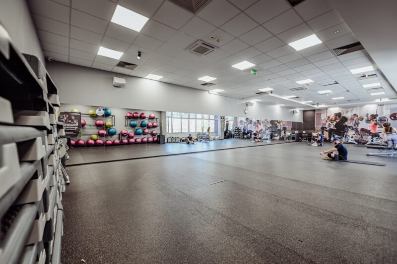 Sala fitness w klubie Well Fitness Legnica Galeria Ferio.
