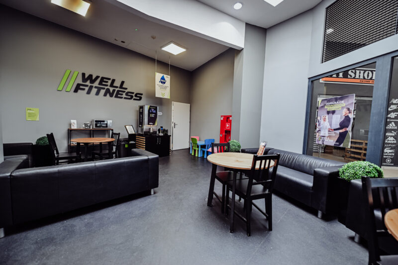 Miejsce chillout i relaksu w Well Fitness Legnica Galeria Ferio – strefa odpoczynku i posiłków.