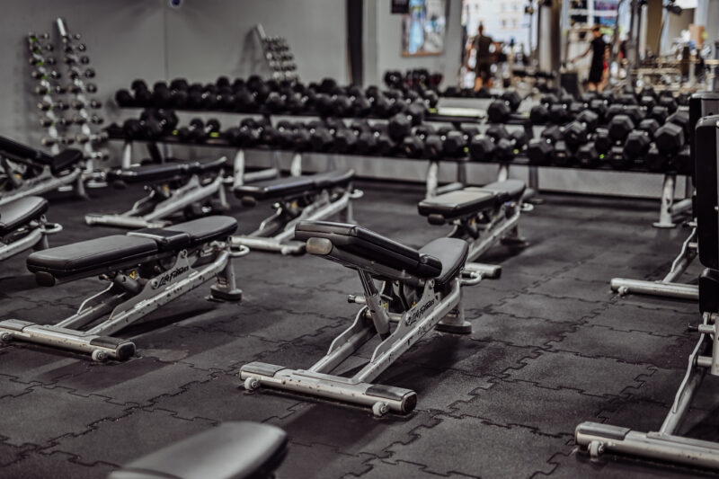 Ławki proste w strefie wolnych ciężarów – Well Fitness Legnica Galeria Ferio.