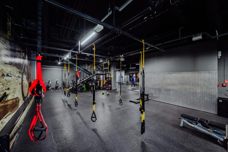 Otwarta przestrzeń ze stanowiskami TRX – Well Fitness Pasaż Grodzki