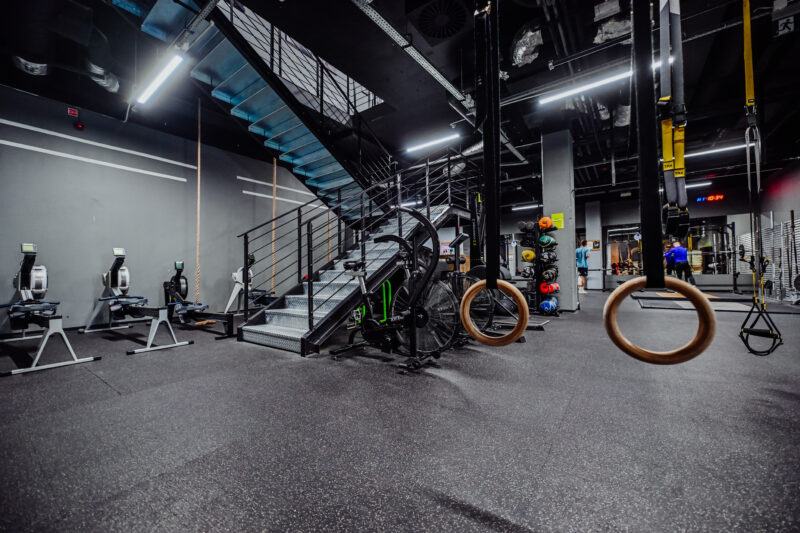 Przestrzeń do kalisteniki – siłownia Well Fitness Jelenia Góra