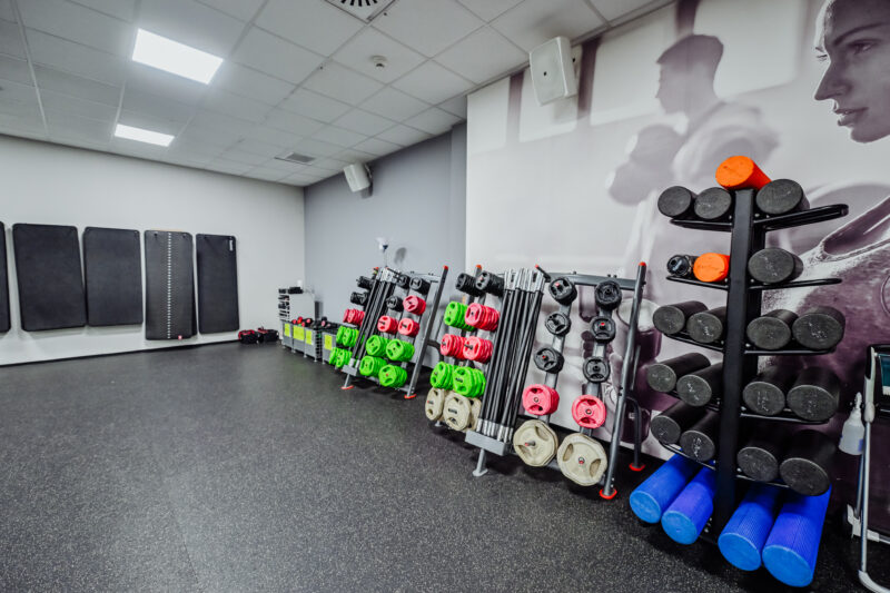 Wyposażenie sali fitness – hantle, rollery i ciężary