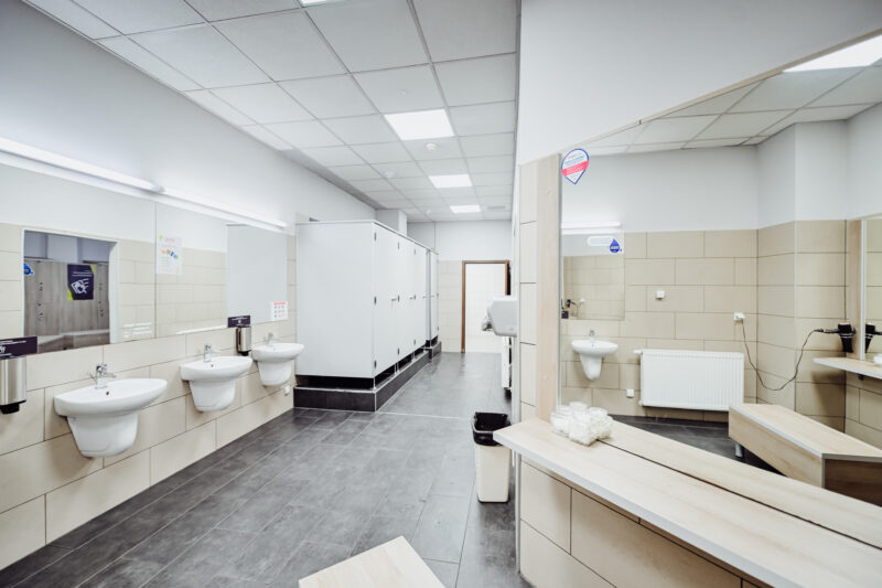 Sanitariaty w szatni Well Fitness Jelenia Góra