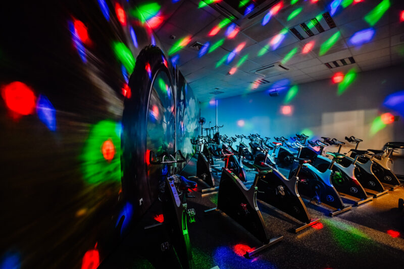 Sala rowerowa w świetle dyskotekowych lamp – trening cyclingowy Jelenia Góra