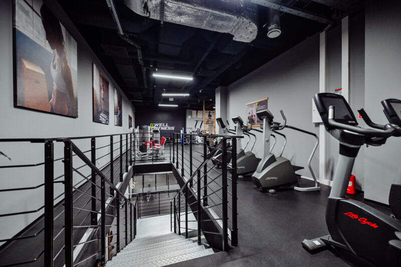 Nowoczesne schody prowadzące na kolejne piętro Well Fitness Jelenia Góra