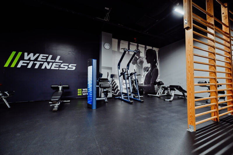Przestrzeń z dużym logotypem Well Fitness – Jelenia Góra