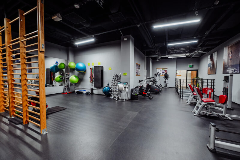 Otwarta przestrzeń treningowa – Well Fitness Jelenia Góra