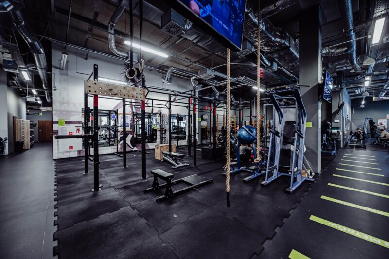 Bramka wielofunkcyjna do ćwiczeń siłowych w Well Fitness Świdnica