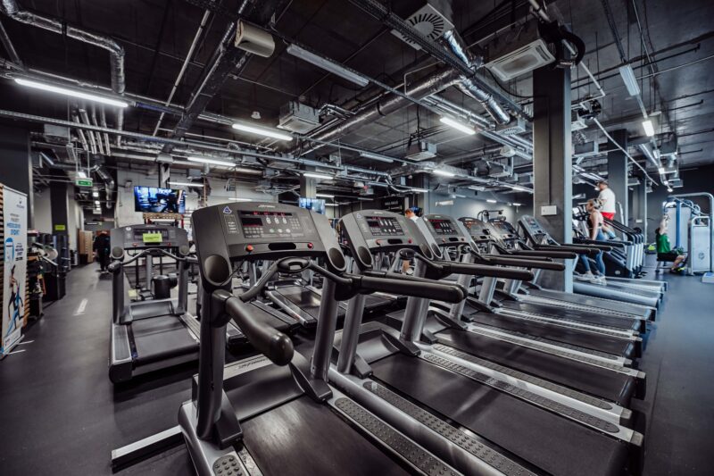 Bieżnie do ćwiczeń cardio w klubie fitness Well Fitness Świdnica