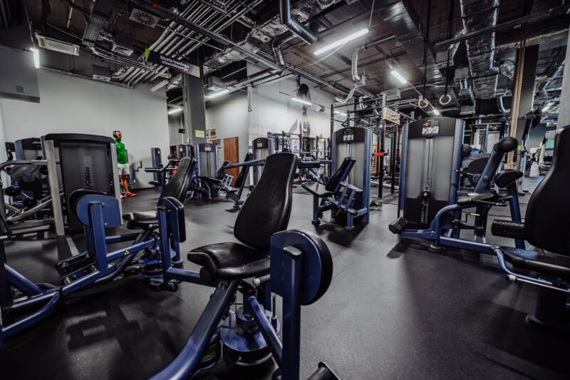 Maszyna do ćwiczeń siłowych w siłowni Well Fitness Świdnica