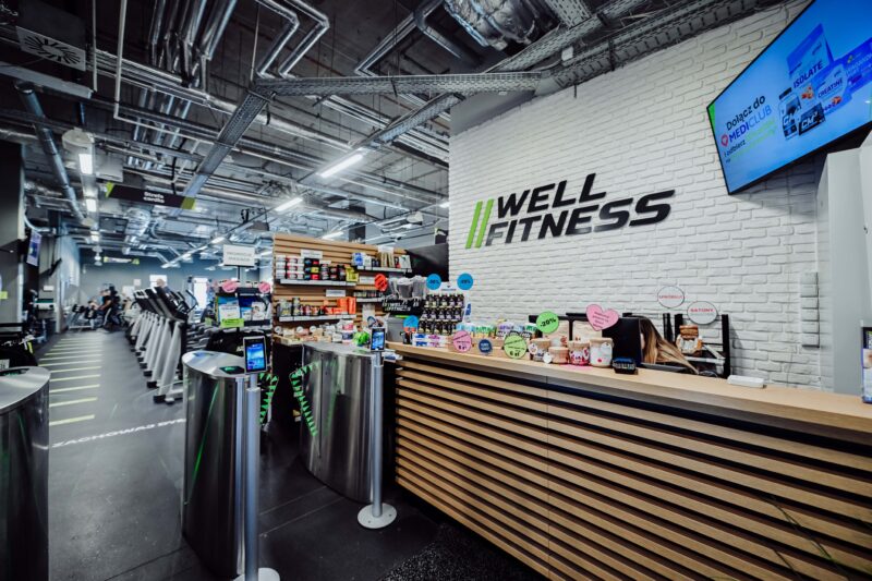 recepcja i bramki wejściowe siłownia well fitness świdnica