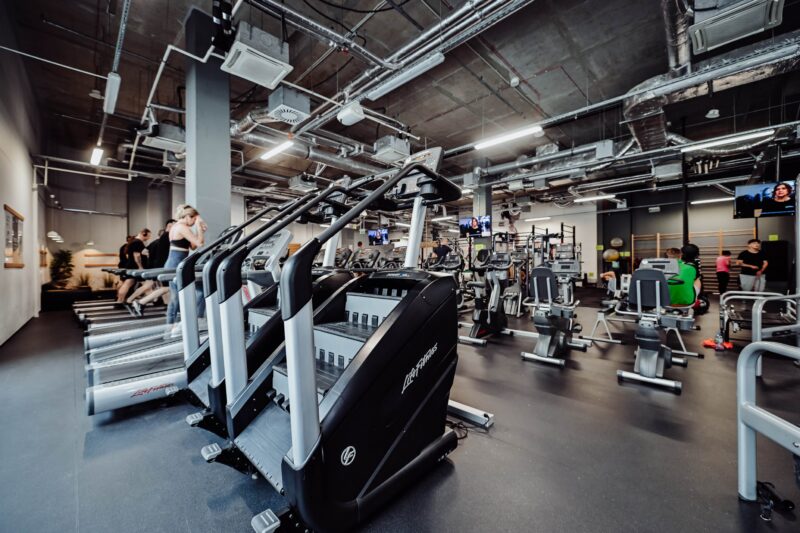 Maszyna stair climber – schody automatyczne do ćwiczeń cardio w Well Fitness Świdnica