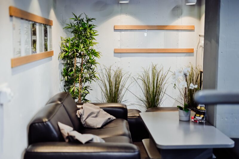Strefa relaksu z miejscem na posiłek w klubie Well Fitness Świdnica
