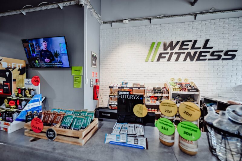 Recepcja klubu Well Fitness Wałbrzych – punkt obsługi i wejścia do siłowni