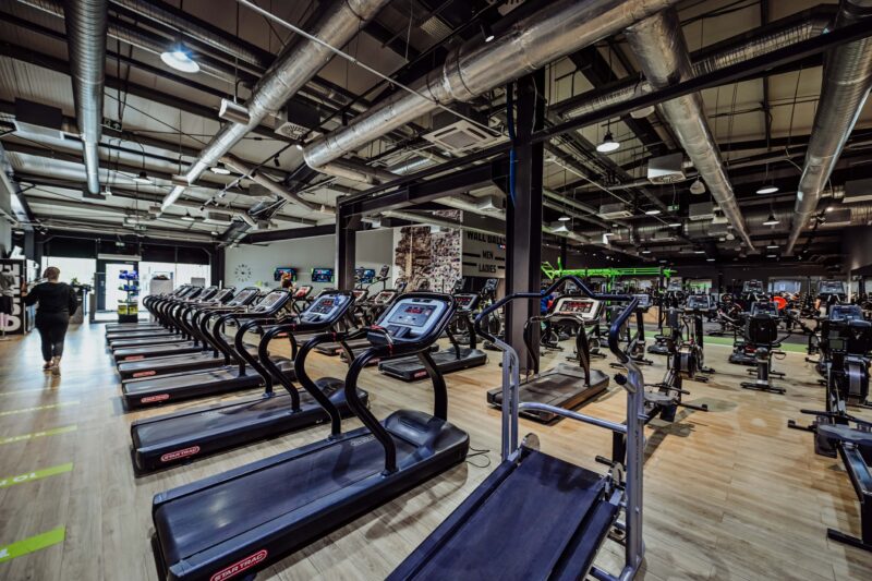 Maszyny cardio w Well Fitness Wałbrzych – bieżnie, rowerki i orbitreki