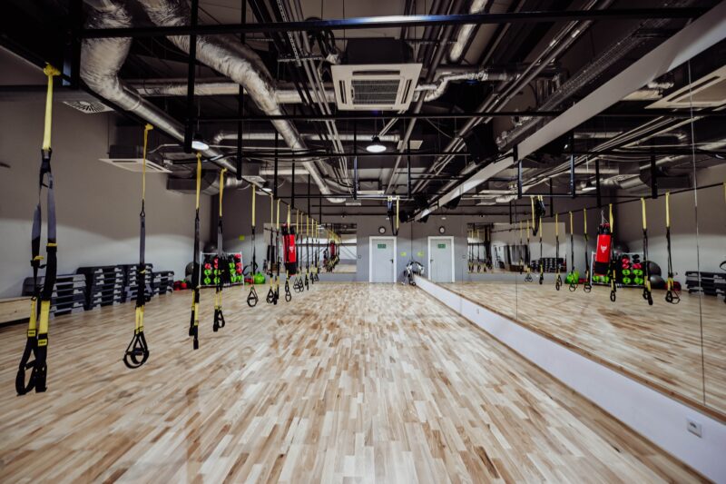 Sala fitness w Well Fitness Wałbrzych – wyposażona w system TRX i akcesoria do zajęć grupowych
