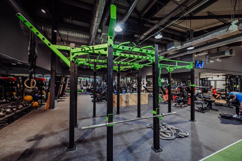 Brama treningowa w strefie funkcjonalnej Well Fitness Wałbrzych – TRX, liny i akcesoria do ćwiczeń
