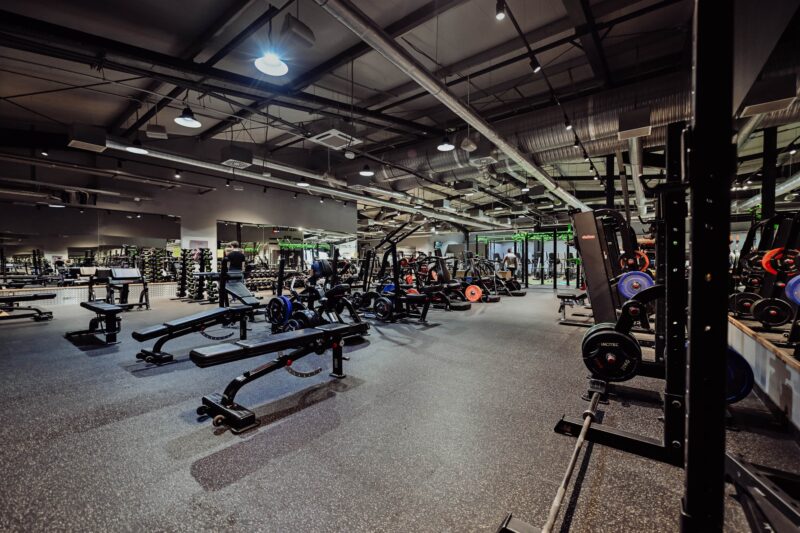 Otwarta przestrzeń treningowa w Well Fitness Wałbrzych – połączenie strefy cardio, siłowej i funkcjonalnej