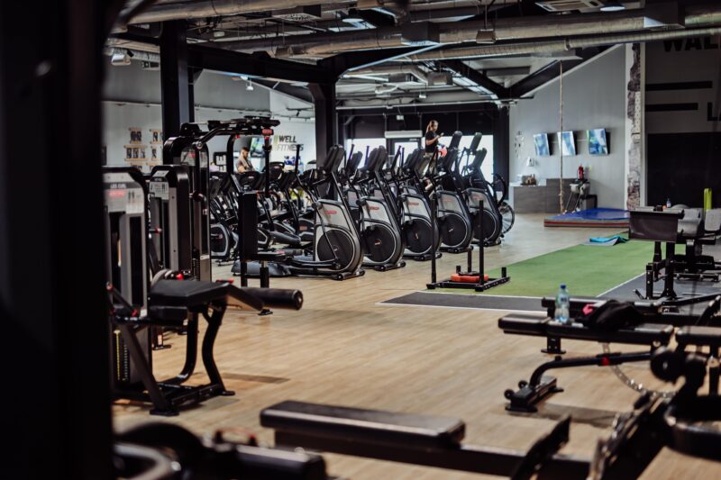 Przestronna sala w Well Fitness Wałbrzych – strefa cardio i maszyny siłowe w jednym otwartym układzie