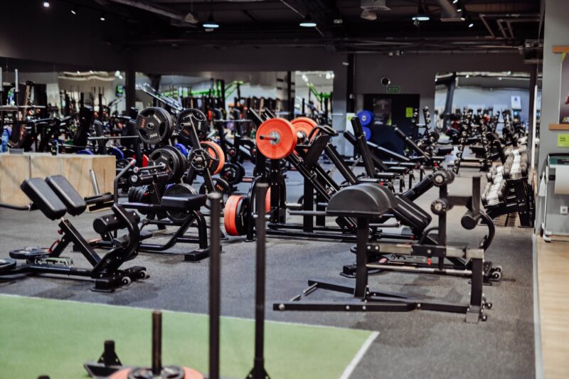 Nowoczesne maszyny siłowe w Well Fitness Wałbrzych – sprzęt do treningu siłowego