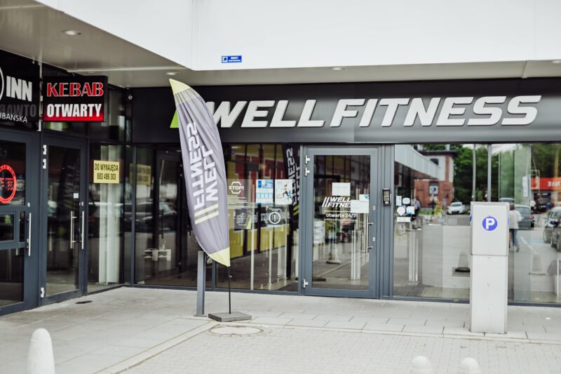 Wejście do Well Fitness Wałbrzych przy ul. Długiej 5a – widok z zewnątrz budynku