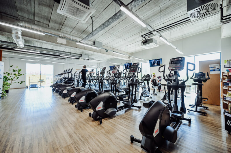 Sala cardio Well Fitness Zabobrze z bieżniami i rowerkami treningowymi