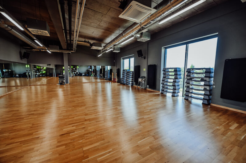 Klimatyczna sala fitness z lustrami i sprzętem do zajęć grupowych – Well Fitness Jelenia Góra Zabobrze