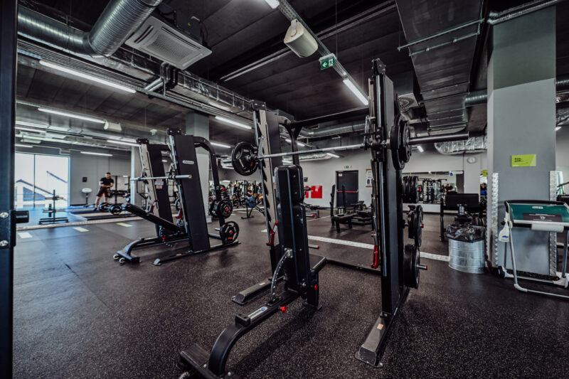 Suwnica do przysiadów i wyciskania w klubie fitness w Jeleniej Górze Zabobrze