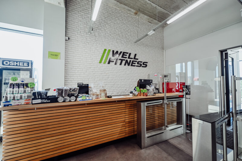 Widok na nowoczesną recepcję Well Fitness Jelenia Góra Zabobrze